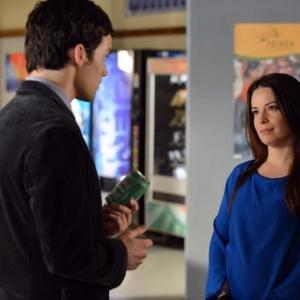 Still of Holly Marie Combs and Ian Harding in Jaunosios melages 2010