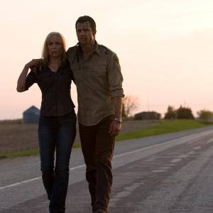 Still of Radha Mitchell and Timothy Olyphant in Beprociai 2010