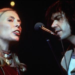 Still of Joni Mitchell and Neil Young in The Last Waltz 1978