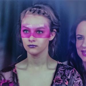 Still of Juliette Lewis and Aubrey Peeples in Dzem ir hologramos (2015)