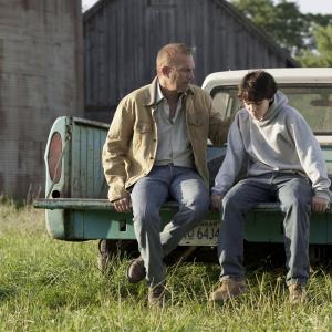 Still of Kevin Costner and Dylan Sprayberry in Zmogus is plieno 2013