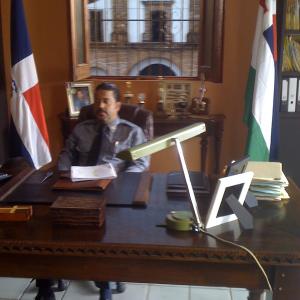 Francis Cruz como jefe polica en Affaires trangres