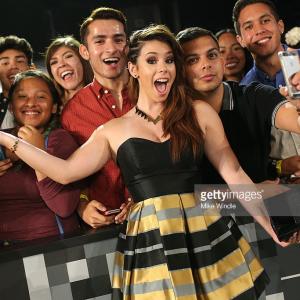 JILLIAN ROSE REED POSES WITH FANS DURING THE MTV VIDEO MUSIC AWARDS MICROSOFT THEATER LOS ANGELES