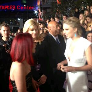 JILLIAN ROSE REED ON RED CARPET WITH TAYLOR SWIFT AT THE 2013 PEOPLE'S CHOICE AWARDS AT THE NOKIA CENTER IN LOS ANGELES, CA