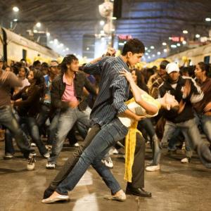 Still of Dev Patel and Freida Pinto in Lusnynu milijonierius 2008