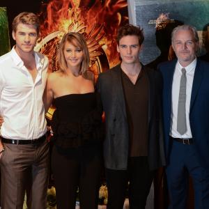 Francis Lawrence, Jennifer Lawrence, Liam Hemsworth and Sam Claflin at event of Bado zaidynes. Ugnies medziokle (2013)