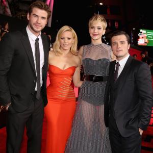 Elizabeth Banks, Josh Hutcherson, Jennifer Lawrence and Liam Hemsworth at event of Bado zaidynes. Ugnies medziokle (2013)