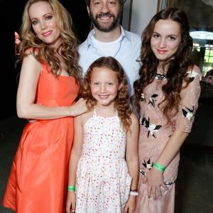 Leslie Mann, Judd Apatow, Maude Apatow and Iris Apatow at event of Paranormanas (2012)