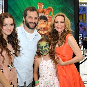 Leslie Mann Judd Apatow Maude Apatow and Iris Apatow at event of Paranormanas 2012