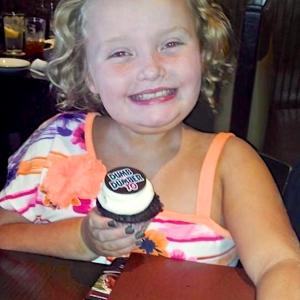 With Alana from Here Comes Honey Boo Boo She is eating my cupcakes I made for Dumb an Dumber To