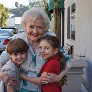 Caitlin Carmichael, Betty White & Max Charles on set of 