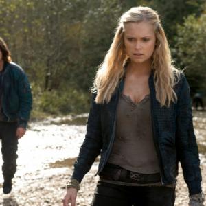 Still of Eliza Taylor and Thomas McDonell in The 100 2014