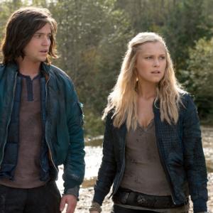 Still of Eliza Taylor and Thomas McDonell in The 100 (2014)