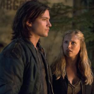 Still of Eliza Taylor and Thomas McDonell in The 100 2014