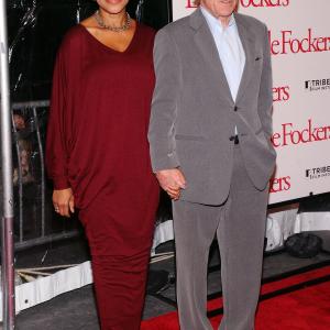 Robert De Niro and Grace Hightower at event of Paskutinis tevu isbandymas. Mazieji Fakeriai (2010)