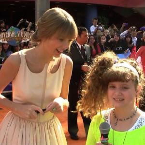 Piper Reese interviewing Taylor Swift on the orange carpet for 
