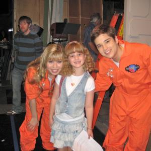 Piper Reese on the iCarly set at Nick on Sunset with Jennette McCurdy and Nathan Kress