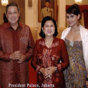 Cinta Laura Kiehl with President Susilo Bambang Yudhoyono and the First Lady.