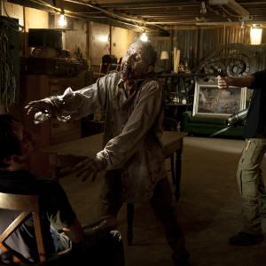 Still of Michael Rooker and Steven Yeun in Vaiksciojantys negyveliai: When the Dead Come Knocking (2012)