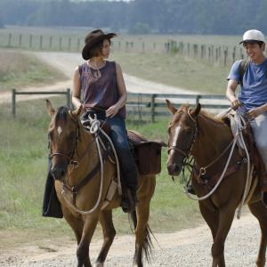 Still of Lauren Cohan and Steven Yeun in Vaiksciojantys negyveliai 2010