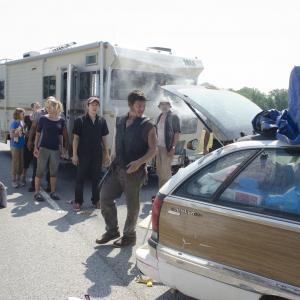 Still of Norman Reedus, Jeffrey DeMunn, Laurie Holden, Andrew Lincoln, Melissa McBride, Sarah Wayne Callies, Steven Yeun, Chandler Riggs and Madison Lintz in Vaiksciojantys negyveliai (2010)