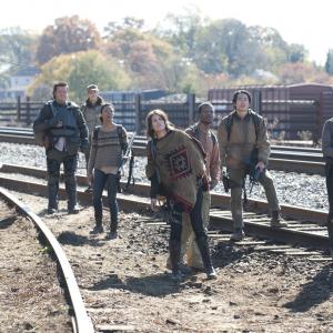 Still of Michael Cudlitz, Gene Page, Alanna Masterson, Christian Serratos, Martin Green, Lauren Cohan, Steven Yeun, Josh McDermitt and Maggie Greene in Vaiksciojantys negyveliai: Us (2014)