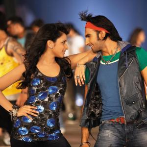Still of Anushka Sharma and Ranveer Singh in Ladies vs. Ricky Bahl (2011)