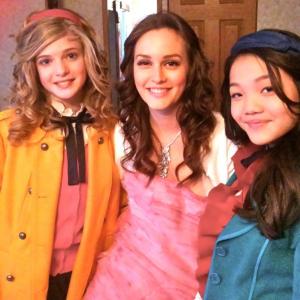 Kylie on the set for Gossip Girl with Leighton Meester Elena Kampouris