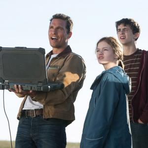 Still of Matthew McConaughey, Timothée Chalamet and Mackenzie Foy in Tarp zvaigzdziu (2014)