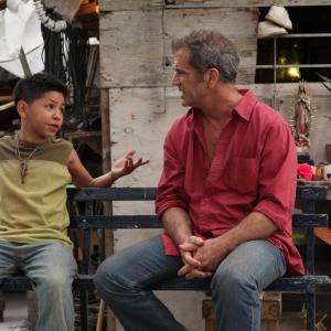 Still of Mel Gibson and Kevin Hernandez in Sumautos atostogos Meksikoje (2012)