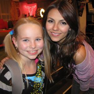 Amber on set of Victorious with Victoria Justice