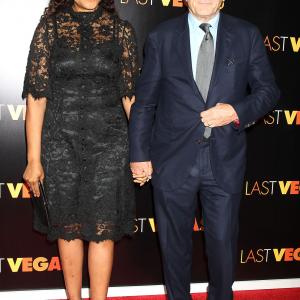 Robert De Niro and Grace Hightower at event of Paskutini karta Las Vegase (2013)
