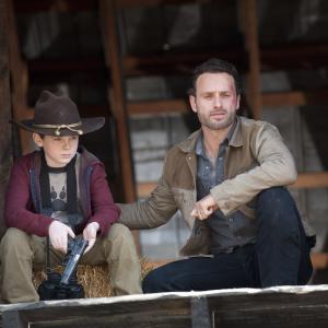 Still of Andrew Lincoln and Chandler Riggs in Vaiksciojantys negyveliai 2010