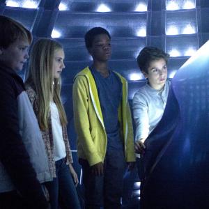 Still of Reese Hartwig, Ella Wahlestedt, Astro and Teo Halm in Earth to Echo (2014)