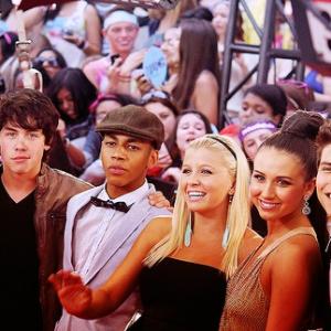 Jahmil French with the cast of Degrassi at the MMVA's