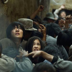 Still of Haruma Miura and Kiko Mizuhara in Shingeki no kyojin (2015)