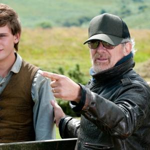 Steven Spielberg and Jeremy Irvine in Karo zirgas (2011)