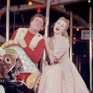 Still of Shirley Jones and Gordon MacRae in Carousel (1956)