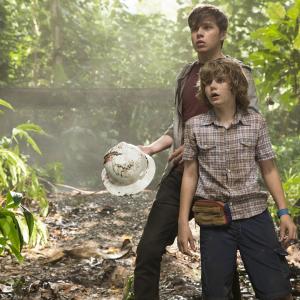Still of Ty Simpkins and Nick Robinson in Juros periodo pasaulis 2015