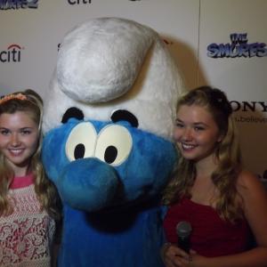 Hannah Loesch and her sister Cailin at event of Smurfs 2