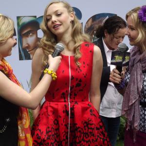 Hannah Loesch and her sister Cailin interviewing Amanda Seyfried at event of Epic