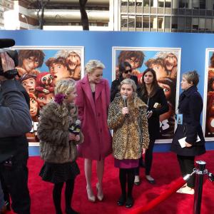 Hannah and Cailin Loesch with Emma Stone at the event of The Croods