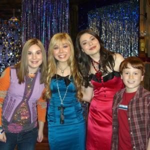 Justin Tinucci on the set of iCarly with Miranda Cosgrove and Jeanett McCurdy