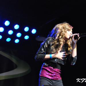 Lauren Taveras performing 