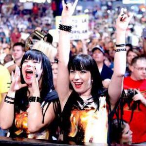 Sylvia (left) and her twin sister, Jen (right), ringside for SummerSlam 2013.