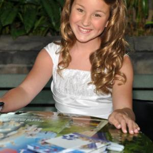 Rylie signing autographs at the I Heart Shakey premiere.