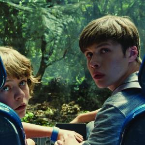 Still of Ty Simpkins and Nick Robinson in Juros periodo pasaulis 2015
