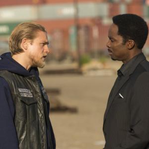 Still of Charlie Hunnam and Harold Perrineau in Sons of Anarchy 2008