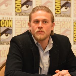 Charlie Hunnam at event of Ugnies ziedas (2013)