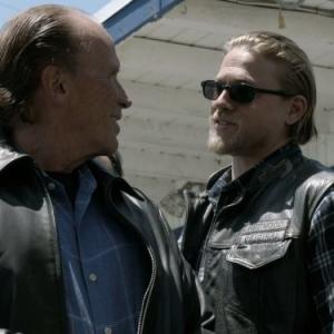 Still of Peter Weller and Charlie Hunnam in Sons of Anarchy 2008